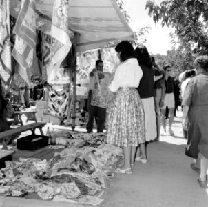 Marktstand waar doeken en andere textielgoederen worden verkocht, Bestanddeelnr 254-0774