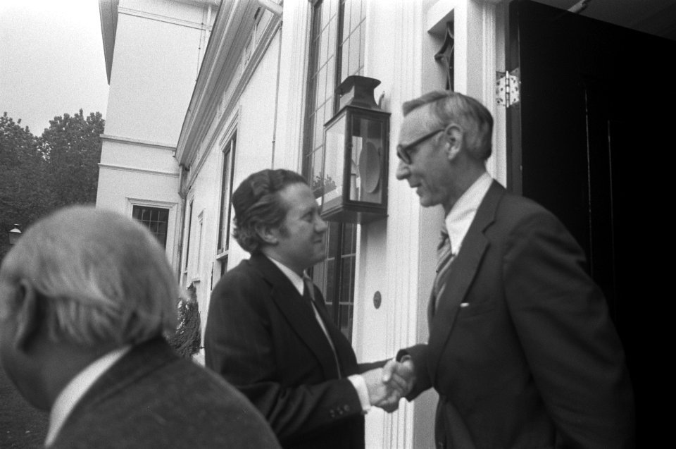 Mario Soares door Den Uyl in Catshuis ontvangen Soares (l) begroet Van der Stoe, Bestanddeelnr 927-1692