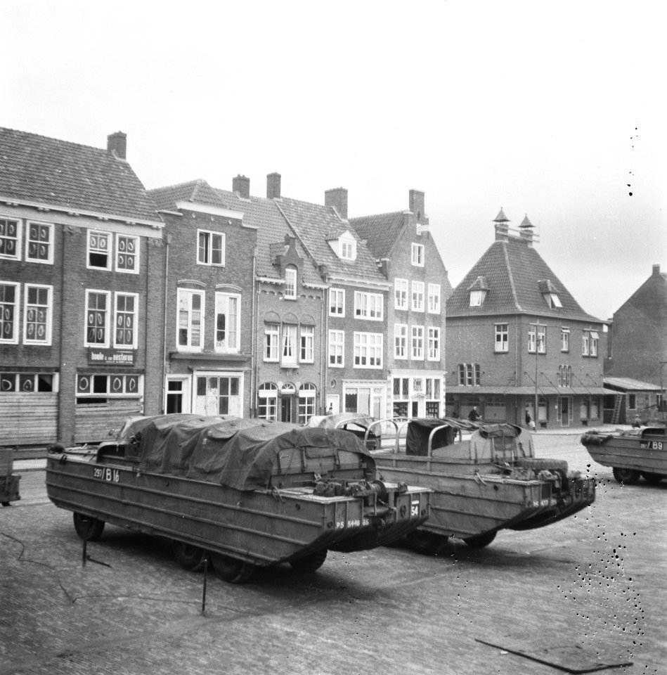 Markt te Middelburg met DUKW amfibievoertuigen, Bestanddeelnr 900-8477