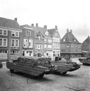 Markt te Middelburg met DUKW amfibievoertuigen, Bestanddeelnr 900-8477