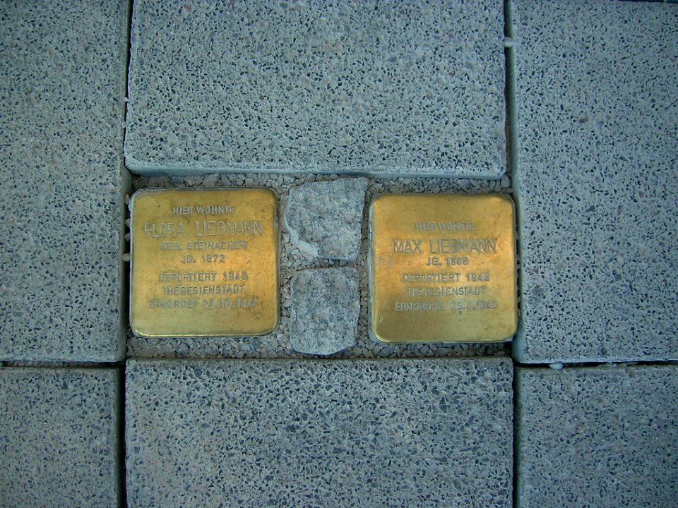 Marktplatz 2 Eichstätt -Stolpersteine Liebmann (3)