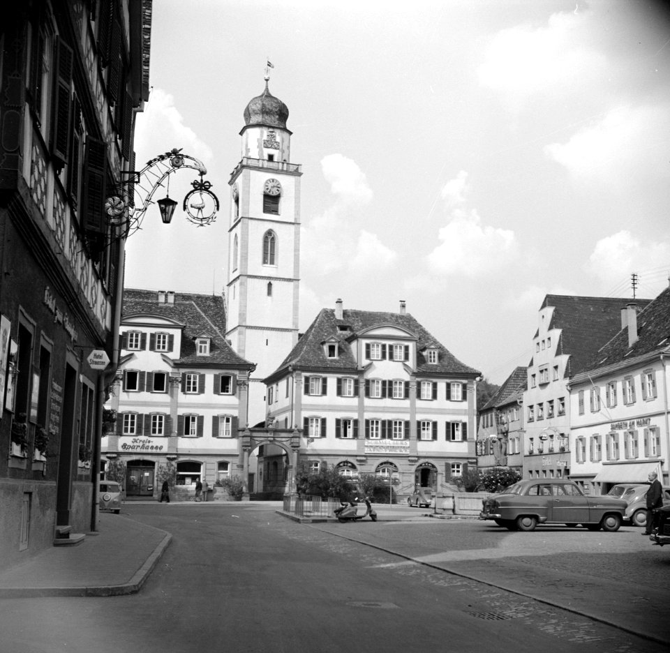 Marktplein met de tweelinghuizen en de toren van de St Johanneskerk, Bestanddeelnr 254-3160