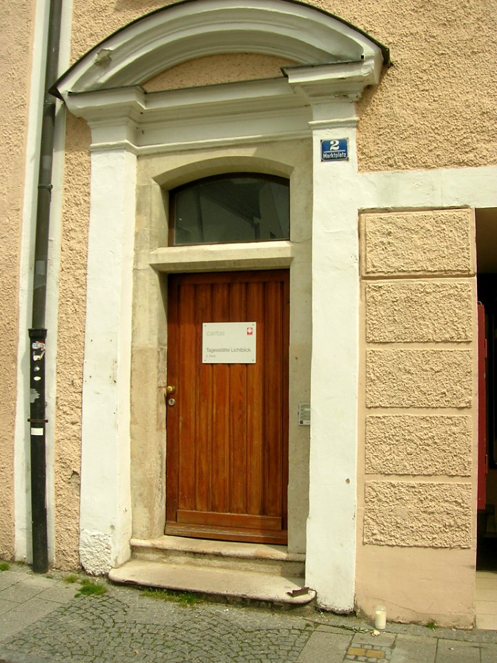 Marktplatz 2 Eichstätt -Eingang mit Stolpersteinen (1)