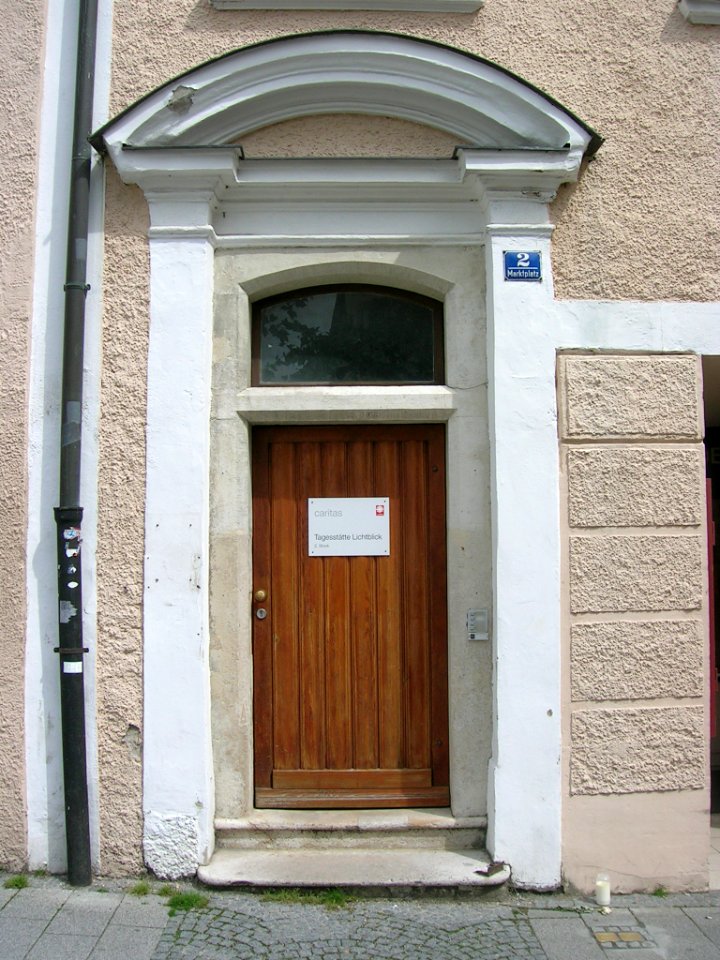 Marktplatz 2 Eichstätt -Eingang mit Stolpersteinen (2)