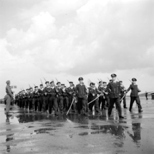 Marine-eenheid rechtsrichtend bij het defilé, als eerbewijs aan koningin Wilhelm, Bestanddeelnr 255-7703
