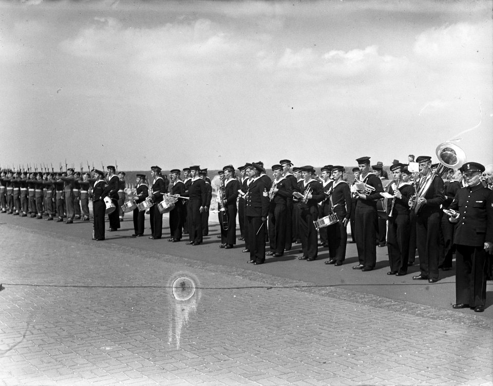 Marinekorpsen bij de onthulling van het Marinemonument in Den Helder, Bestanddeelnr 902-7287