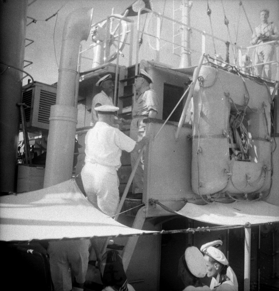 Marineofficieren op een marine sleepboot. Rechts staand vice-admiraal A. S. Pink, Bestanddeelnr 11246