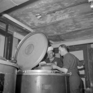 Marinekoks aan het werk bij kookketel, Bestanddeelnr 255-9470