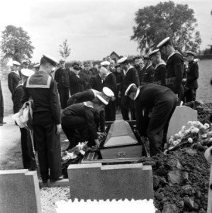 Marinebegrafenis eerste Machinist Engelvaart (Fijnaart Noord-Brabant), Bestanddeelnr 907-9990