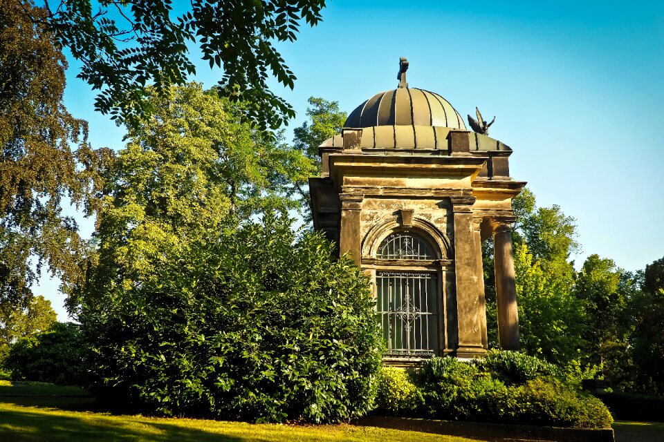 Death mourning tomb