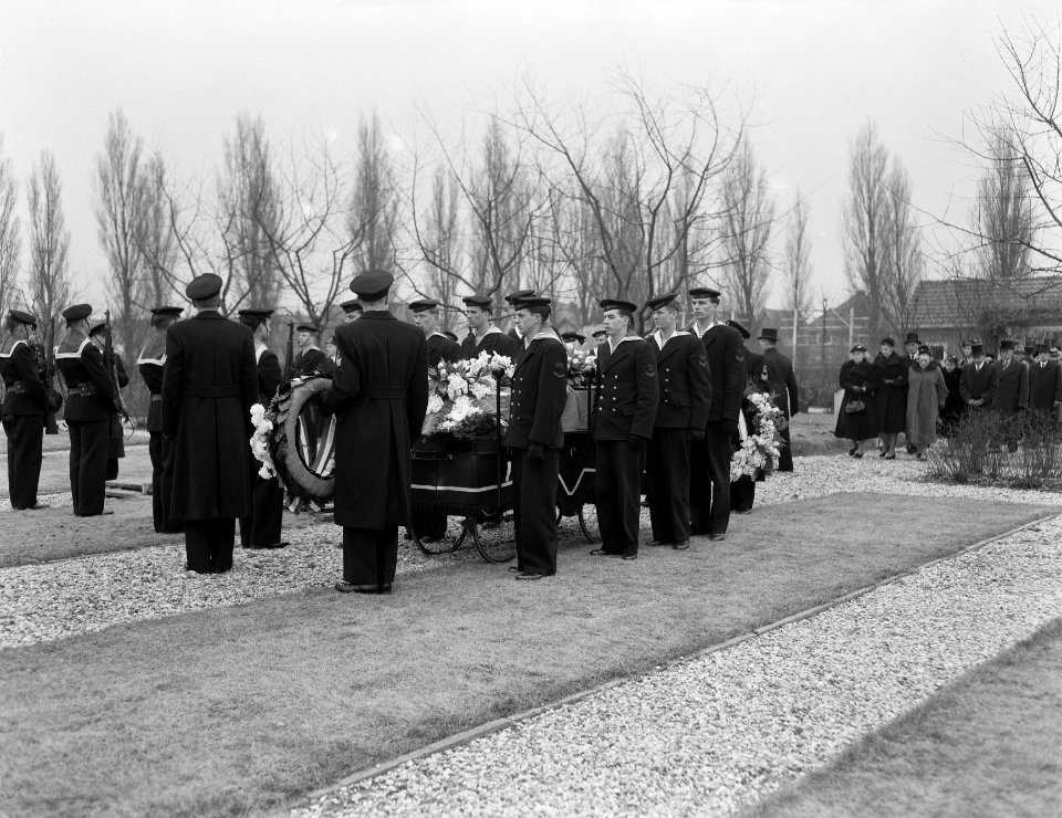 Marinebegrafenis Sergeant-Electromonteur A de Groot s-Gravendeel, Bestanddeelnr 907-6486