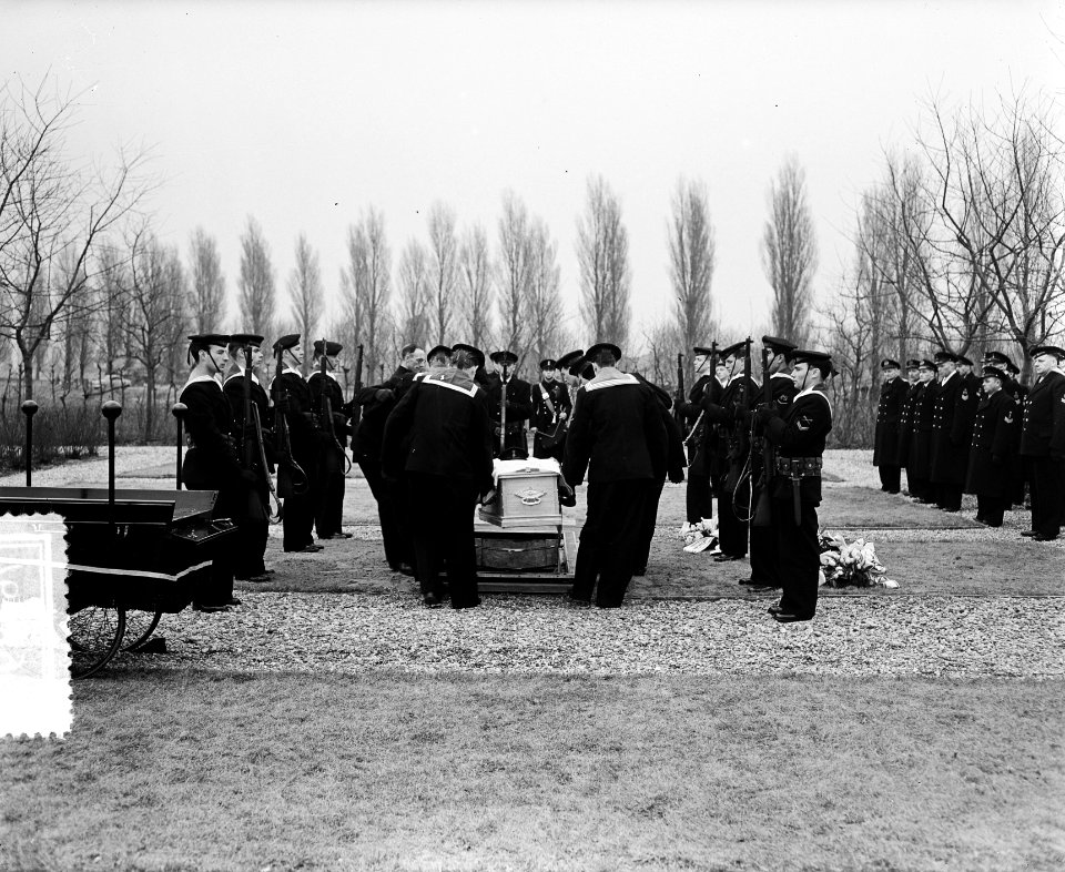 Marinebegrafenis Sergeant-Electromonteur A de Groot s-Gravendeel, Bestanddeelnr 907-6489