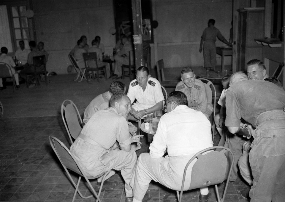 Marine-, legerofficieren en mannen in burgerkleiding zitten in een kantine, Bestanddeelnr 15941