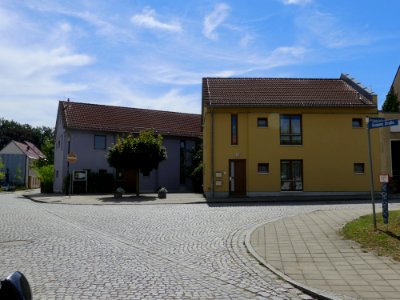 Maria Mutter des Herrn (Woldegk) mit gelbem Pfarrhaus