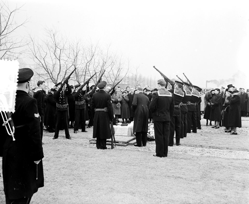 Marinebegrafenis Sergeant-Electromonteur A de Groot s-Gravendeel, Bestanddeelnr 907-6490