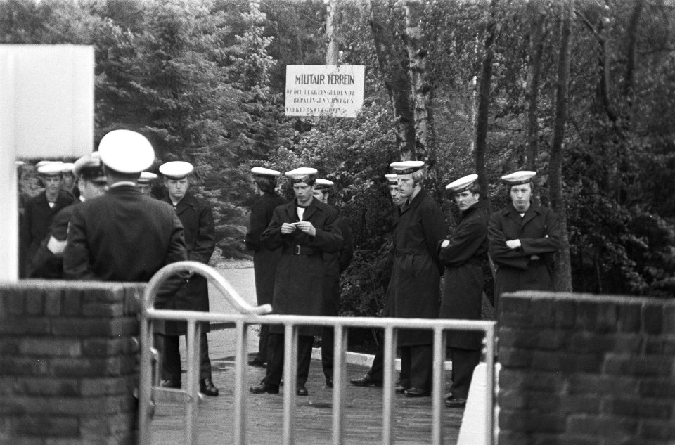 Marineopleidingskamp Hilversum met mannen, exterieur, Bestanddeelnr 924-7973