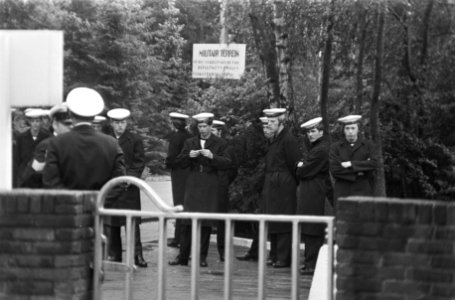 Marineopleidingskamp Hilversum met mannen, exterieur, Bestanddeelnr 924-7973