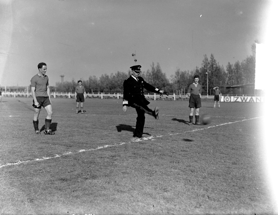 Marine-elftal-Haags elftal. Aftrap door De Bruin, Bestanddeelnr 903-3367
