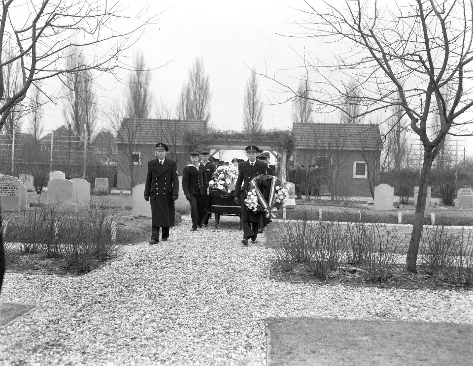 Marinebegrafenis Sergeant-Electromonteur A de Groot s-Gravendeel, Bestanddeelnr 907-6483