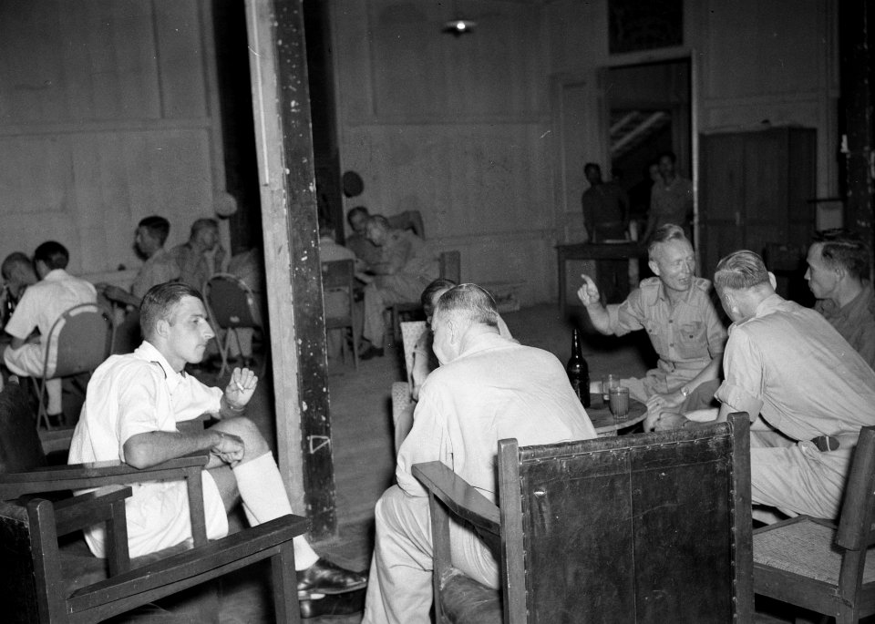 Marine-, legerofficieren en mannen in burgerkleiding zitten in een kantine, Bestanddeelnr 15942