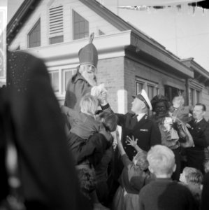 Marine verzorgde het St. Nicolaasfeest op Kattenburg te Amsterdam Sinterklaas , Bestanddeelnr 918-5161