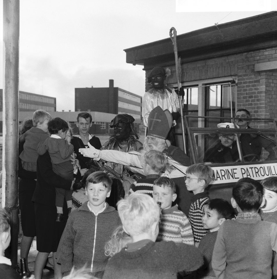 Marine verzorgde het St. Nicolaasfeest op Kattenburg te Amsterdam Sinterklaas , Bestanddeelnr 918-5159