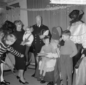 Marine verzorgde het Sint Nicolaasfeest op Kattenburg te Amsterdam Sinterklaas , Bestanddeelnr 918-5162