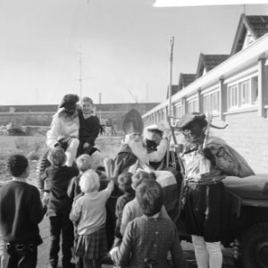 Marine verzorgde het Sint Nicolaasfeest op Kattenburg te Amsterdam de Sint en P, Bestanddeelnr 918-5155