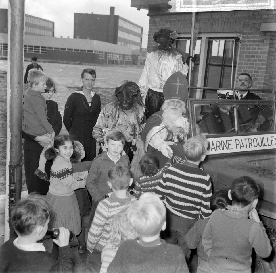 Marine verzorgde het Sint Nicolaasfeest op Kattenburg te Amsterdam de Sint en P, Bestanddeelnr 918-5156