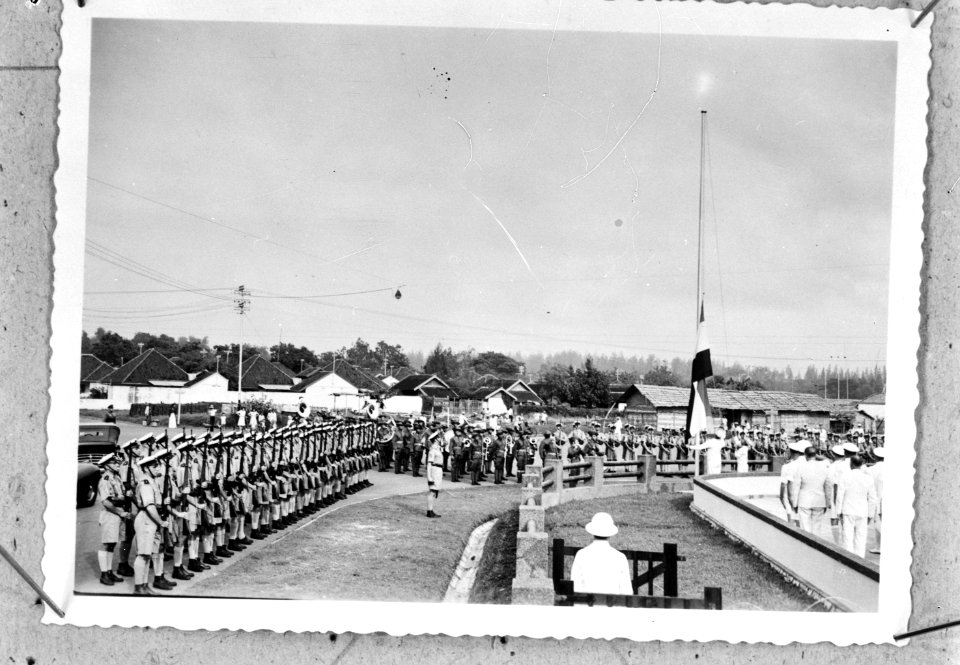 Mariniers aangetreden tijdens een parade in Nederlands-Indië, Bestanddeelnr 935-0029