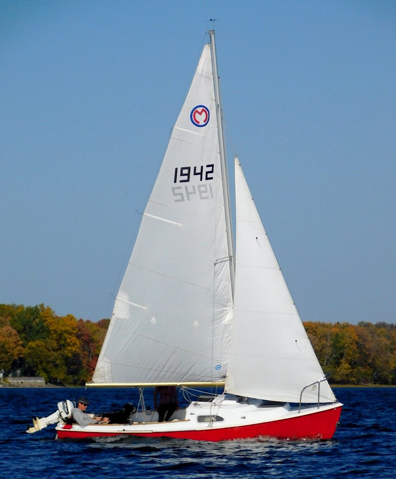 Mariner 19 sailboat sail number 1942 4068