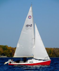 Mariner 19 sailboat sail number 1942 4068