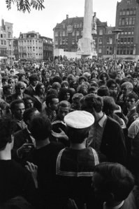 Mariniers verwijderen Damslapers bij Nationaal Monument Amsterdam mariniers tus, Bestanddeelnr 923-7800