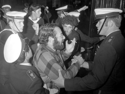 Mariniers verwijderen damslapers van het Nationaal Monument (1970)