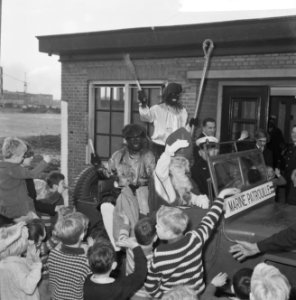 Marine verzorgde het Sint Nicolaasfeest op Kattenburg te Amsterdam de Sint en P, Bestanddeelnr 918-5157