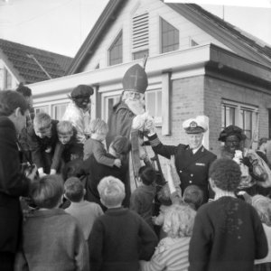 Marine verzorgde het Sint. Nicolaasfeest op Kattenburg te Amsterdam Sinterklaa…, Bestanddeelnr 918-5154