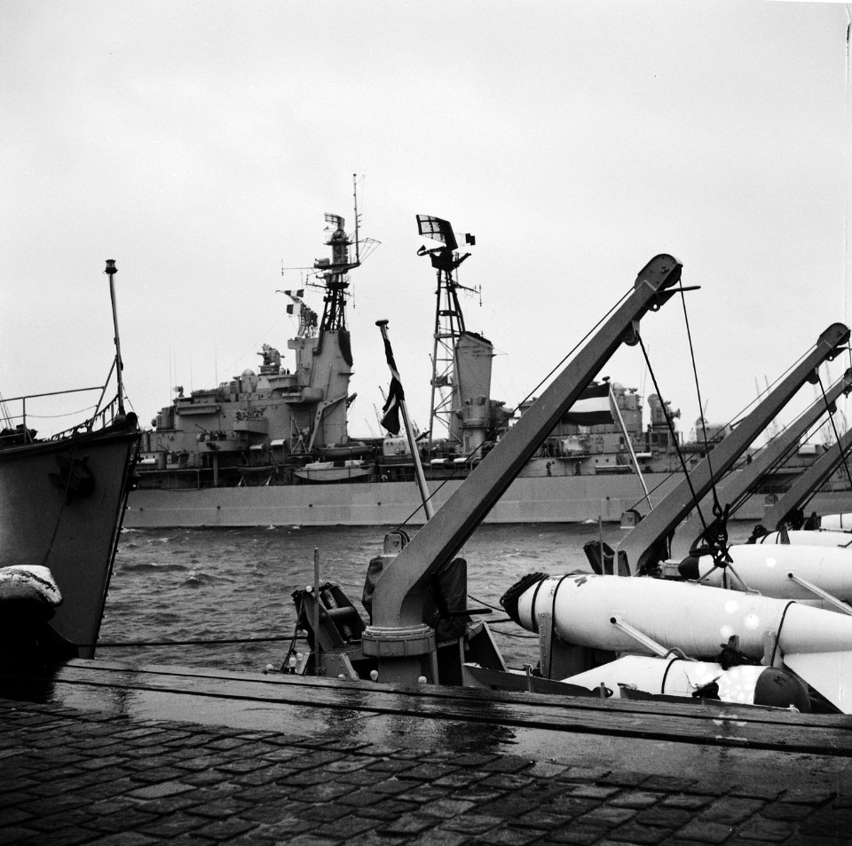Marineschepen afgemeerd bij de Parkkade te Rotterdam het smaldeel H.M.S. De Ruy, Bestanddeelnr 918-5590