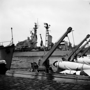 Marineschepen afgemeerd bij de Parkkade te Rotterdam het smaldeel H.M.S. De Ruy, Bestanddeelnr 918-5590