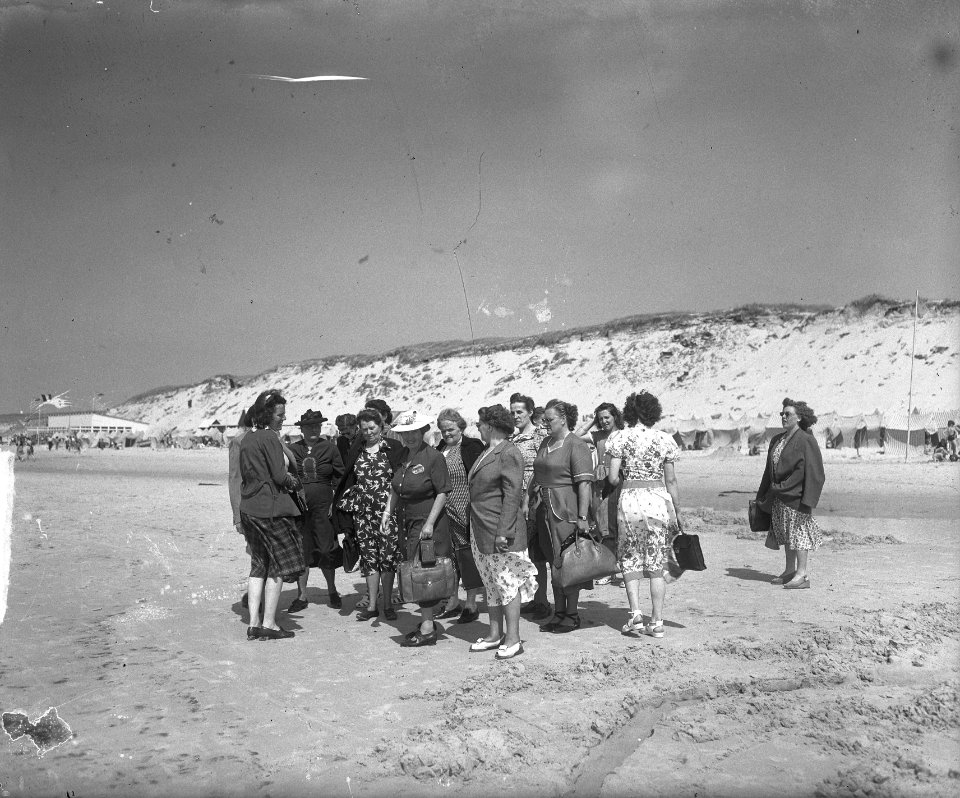 Marinevrouwen contactmiddag in Bergen aan Zee, Bestanddeelnr 903-5195