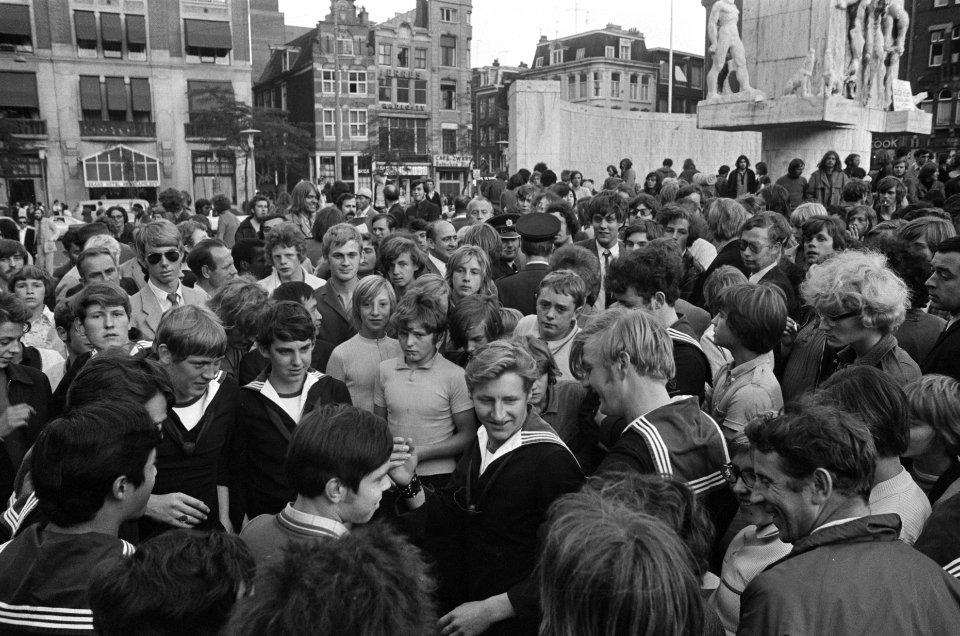 Mariniers verwijderen Damslapers bij Nationaal Monument Amsterdam mariniers tus, Bestanddeelnr 923-7799