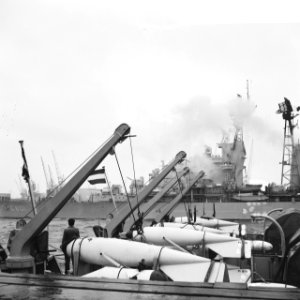 Marineschepen afgemeerd bij de Parkkade te Rotterdam het smaldeel H.M.S. De Ruy, Bestanddeelnr 918-5591