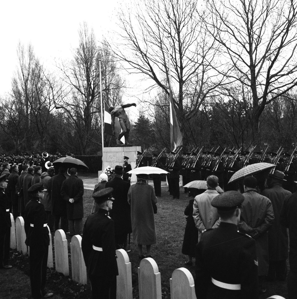 Mariniers in Rotterdam herdenken meidagen 1940, Bestanddeelnr 911-8667
