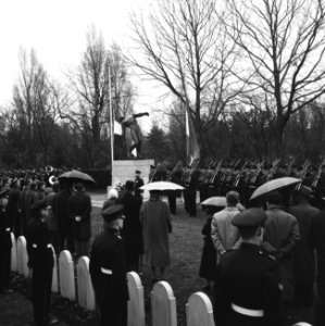 Mariniers in Rotterdam herdenken meidagen 1940, Bestanddeelnr 911-8667