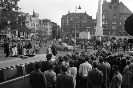 Mariniers verwijderen Damslapers bij Nationaal Monument Amsterdam politie tusse, Bestanddeelnr 923-7797