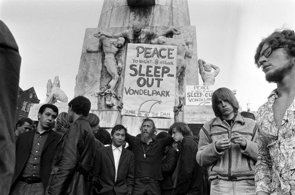 Mariniers verwijderen Damslapers bij Nationaal Monument Amsterdam mariniers, Bestanddeelnr 923-7795