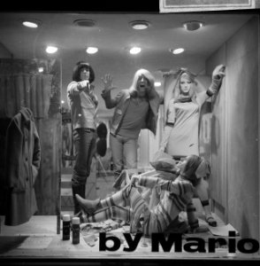Mario en schilder Simon Postuma (met pruiken) tijdens het poseren in de etalage,, Bestanddeelnr 918-4065