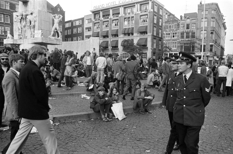 Mariniers verwijderen Damslapers bij Nationaal Monument Amsterdam politie tusse, Bestanddeelnr 923-7798