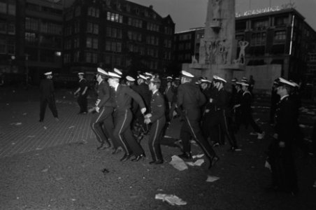 Mariniers verwijderen Damslapers bij Nationaal Monument Amsterdam mariniers tre, Bestanddeelnr 923-7791