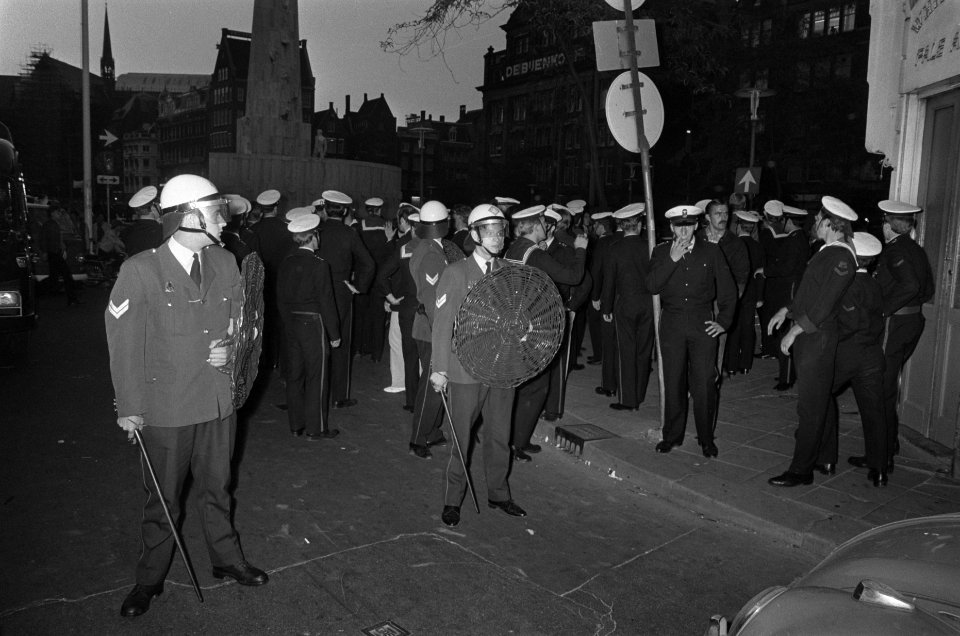 Mariniers verwijderen Damslapers bij Nationaal Monument Amsterdam mariniers, Bestanddeelnr 923-7792