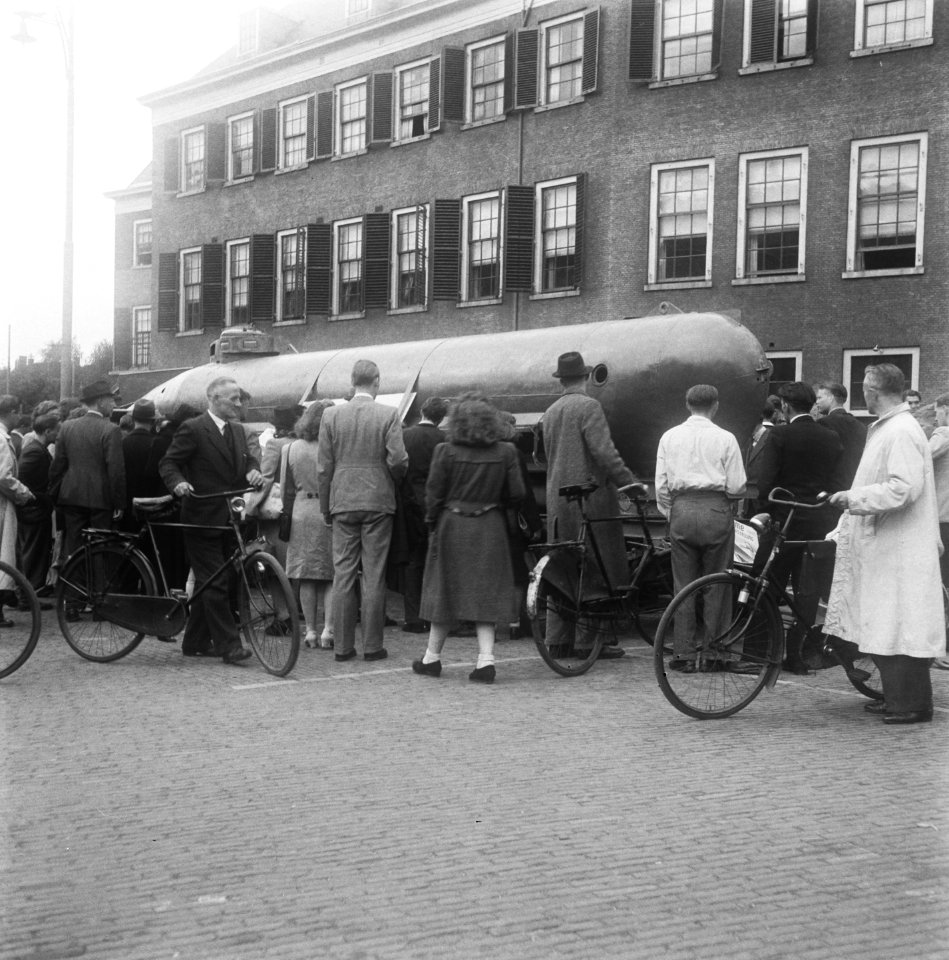 Maritieme tentoonstelling te Den Haag publiek bekijkt onderzeeboot, Bestanddeelnr 900-6698